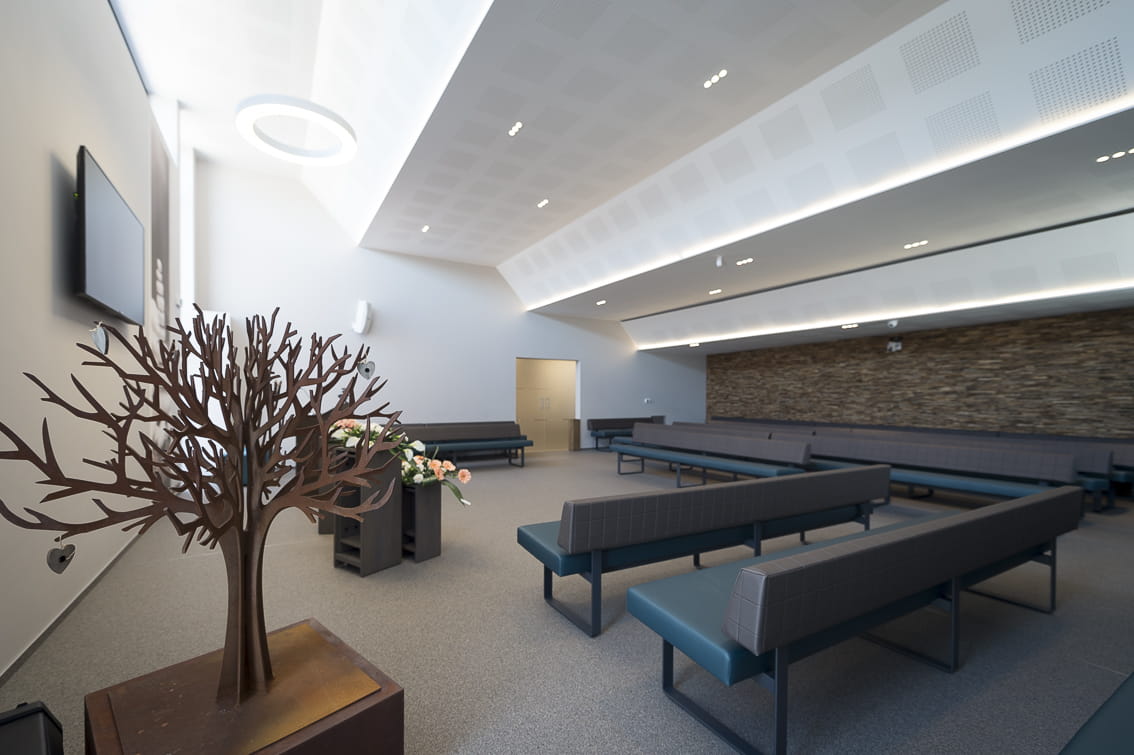 Aularuimte met zwarte zetels